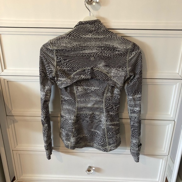 Tight Women’s Lululemon Sweater - Picture 3 of 3